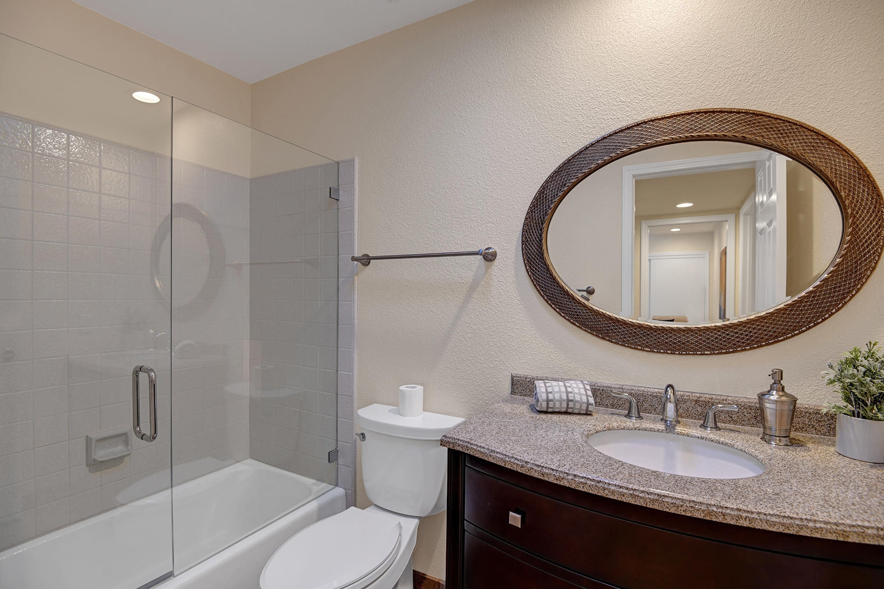 1111 East Ramon Road, Unit 58 Palm Springs, CA 92264 - Photo 22 of 33 Guest bath