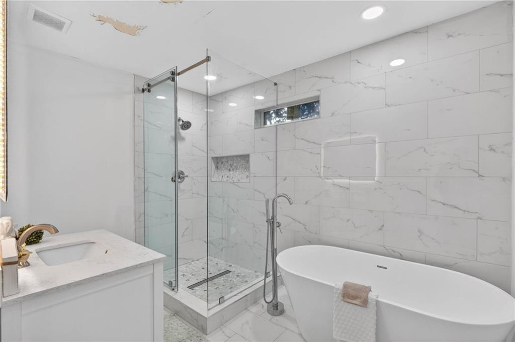 1939 Brannen Road Southeast Atlanta, GA 30316 - Photo 18 of 30 a bathroom with a sink a toilet and a bathtub