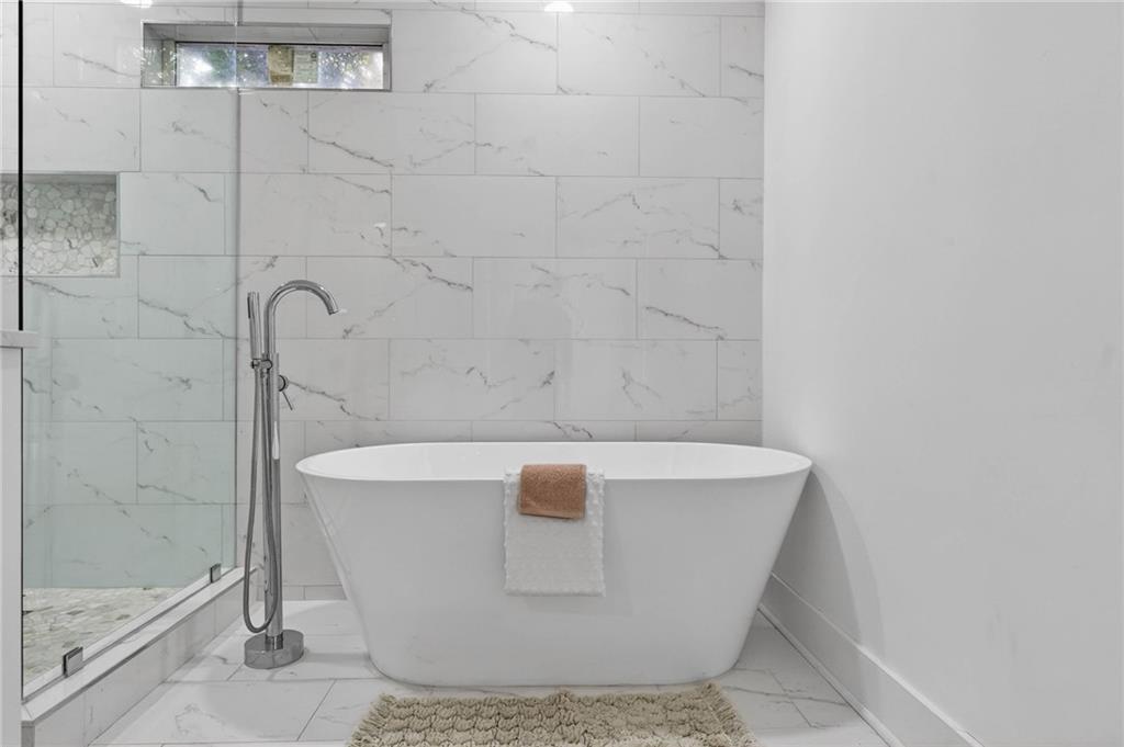 1939 Brannen Road Southeast Atlanta, GA 30316 - Photo 19 of 30 a bathroom with a bathtub