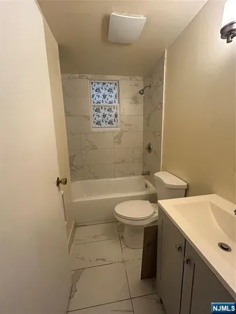 $2,000 | 491 Stuyvesant Avenue, Irvington, NJ 07111
