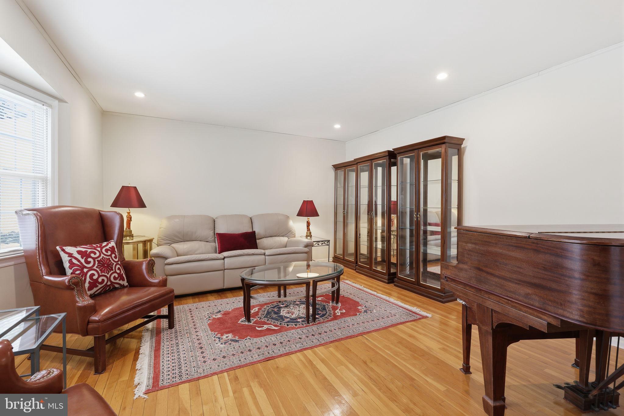 17 Yeger Road Princeton Junction, NJ 08550 - Photo 5 of 32 Expansive living room
