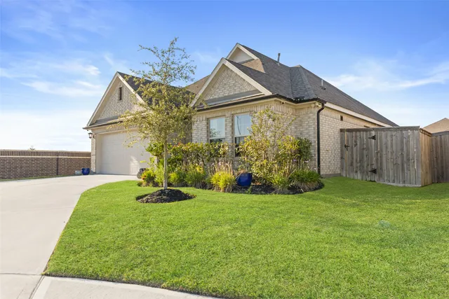 a view of an house with backyard and garden