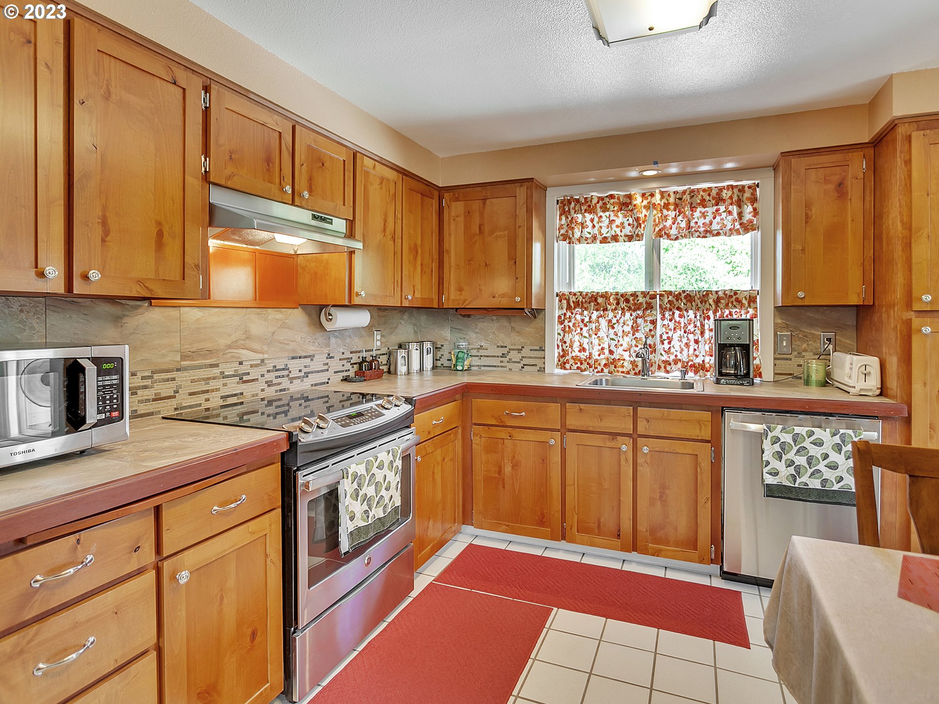 7375 Southwest 167th Place Aloha, OR 97007 - Photo 10 of 42 Gallery Image 10