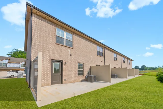 a view of backyard with garden