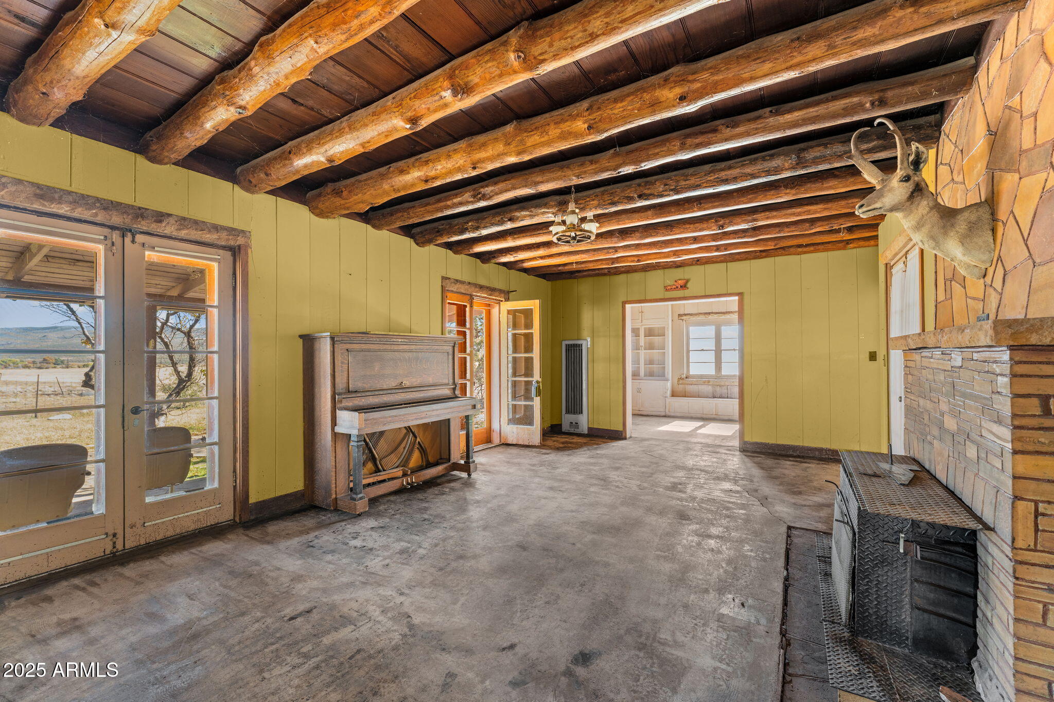 16057 Sickles Ranch Road Peeples Valley, AZ 86332 - Photo 10 of 39 a view of a storage in an empty room