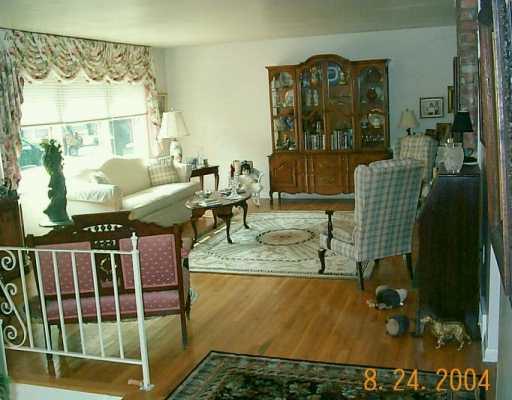 248 Lytton Road Coraopolis, PA 15108 - Photo 4 of 8 Living Room.