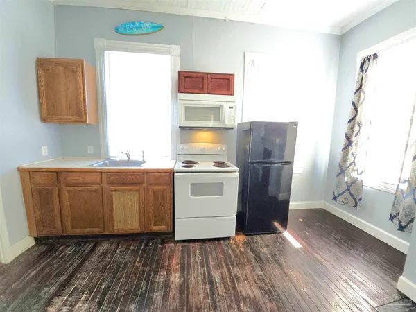 $975 | 911 North Spring Street, Unit 3, Pensacola, FL 32501