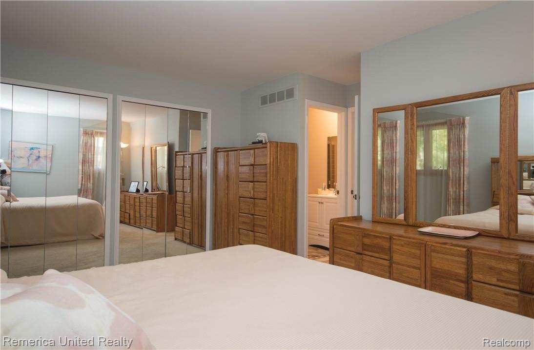 29678 High Valley Road Farmington, MI 48331 - Photo 18 of 28 2 large wall closets