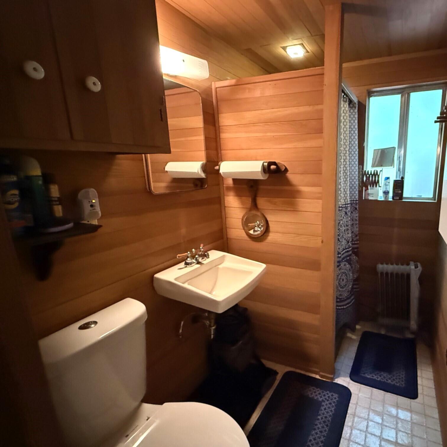 4 Fish Lake Ashland, OR 97520 - Photo 19 of 39 Bathroom 1