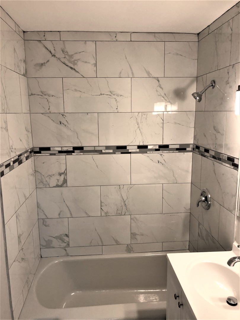 6360 Long Avenue Chicago, IL 60638 - Photo 14 of 29 a bathroom with a bathtub
