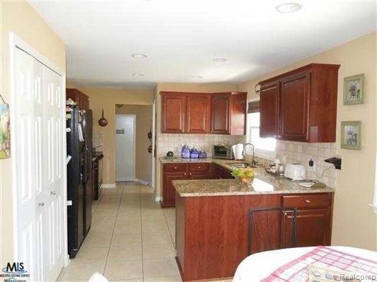 865 Fieldstone Court Rochester, MI 48309 - Photo 4 of 27 4.JPG