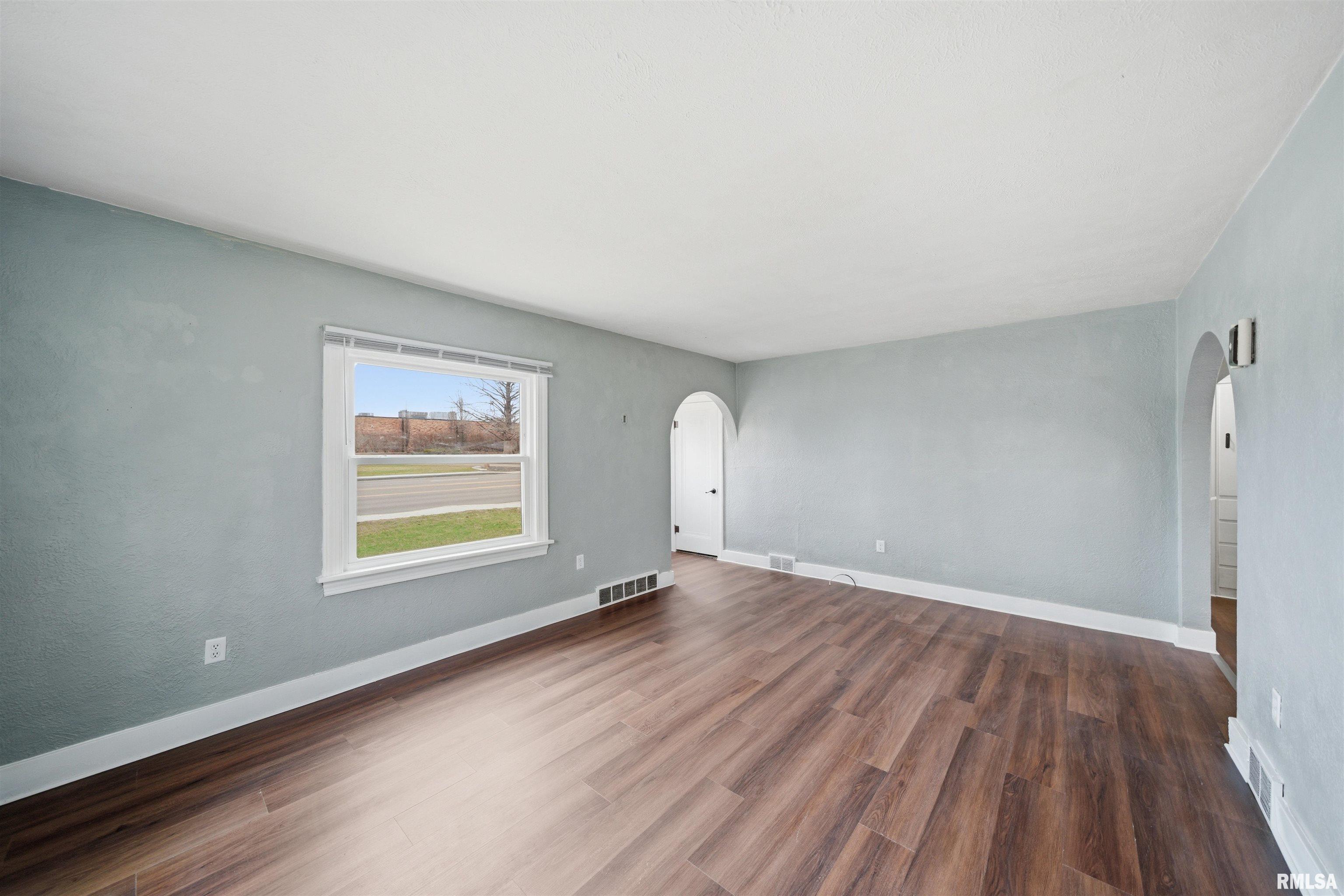 2420 Court Street Pekin, IL 61554 - Photo 7 of 39