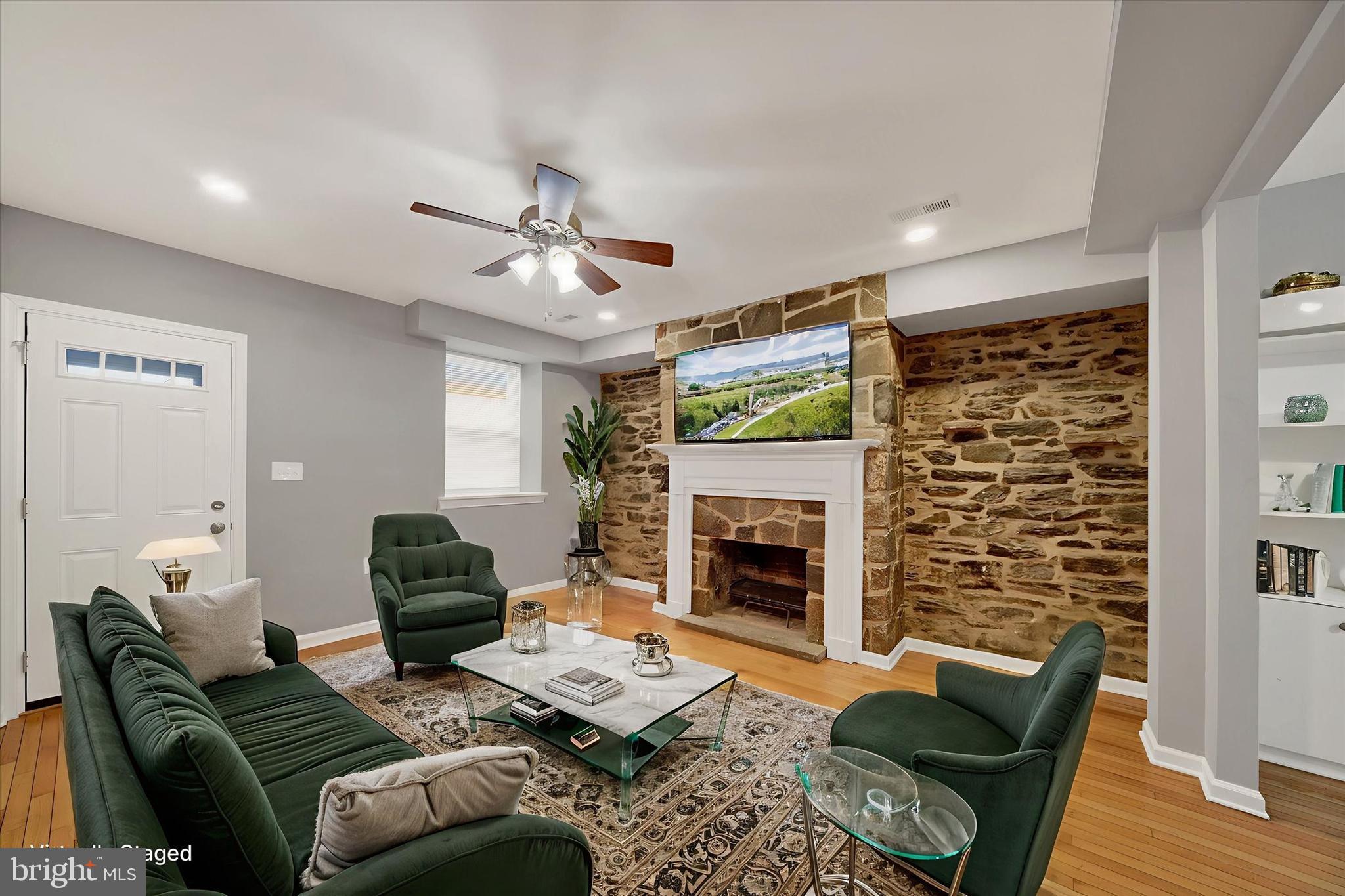 3506 Clipper Road Baltimore, MD 21211 - Photo 6 of 36 COZY LIVING AREA