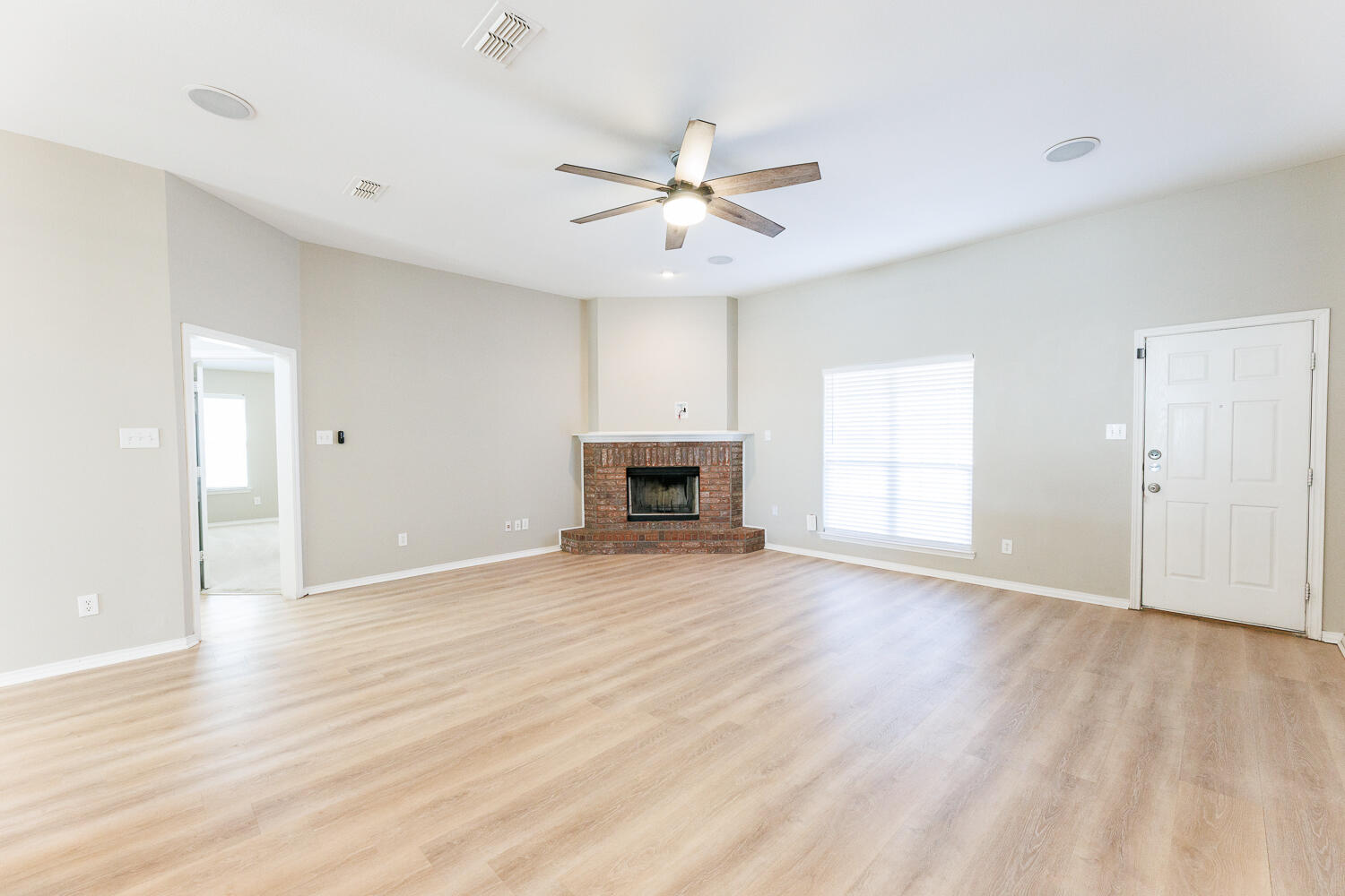 10602 Clinton Avenue Lubbock, TX 79424 - Photo 8 of 45 -