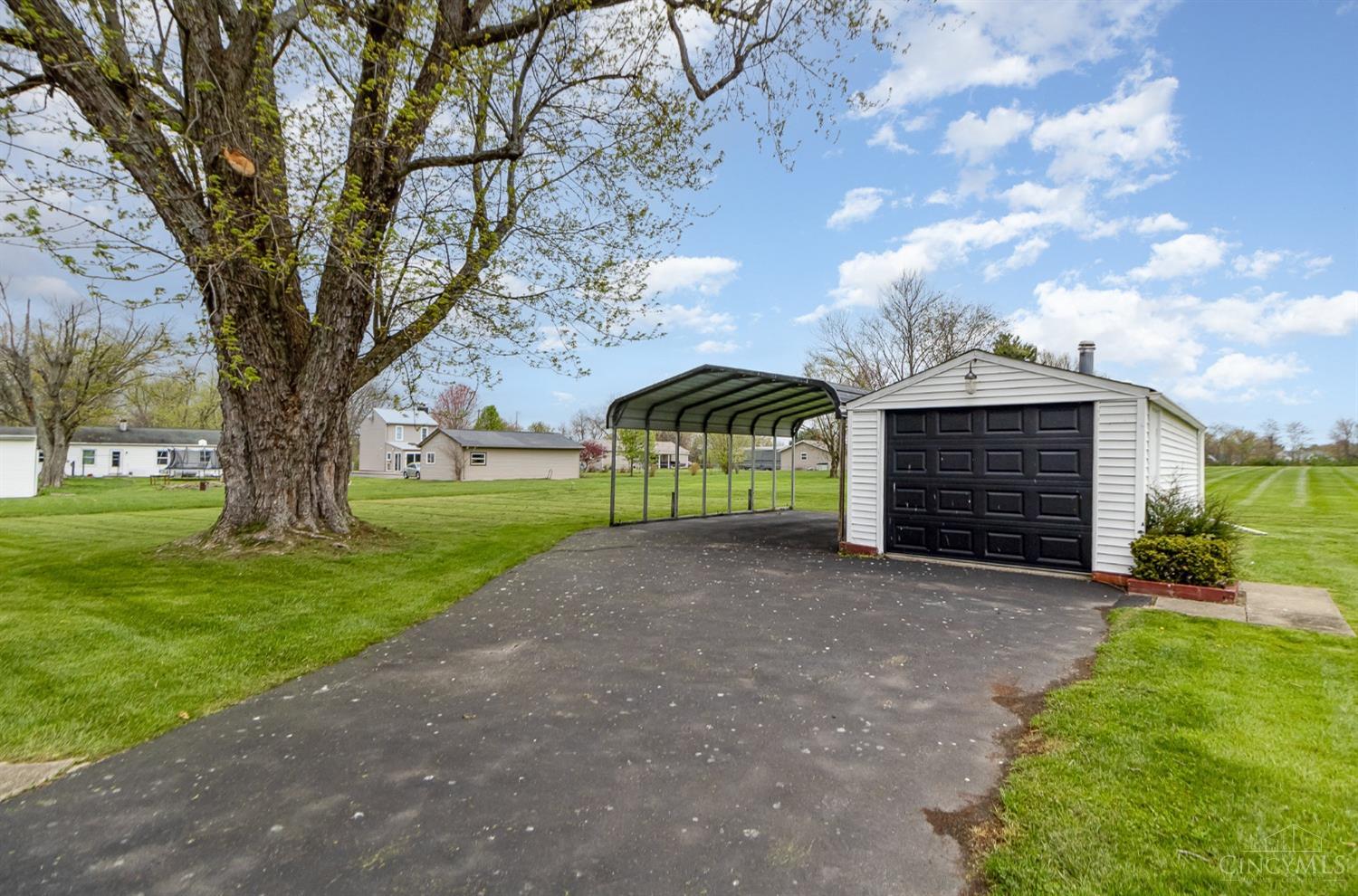 934 Locust Corner Road Cincinnati, OH 45245 - Photo 4 of 22 Gallery Image 4