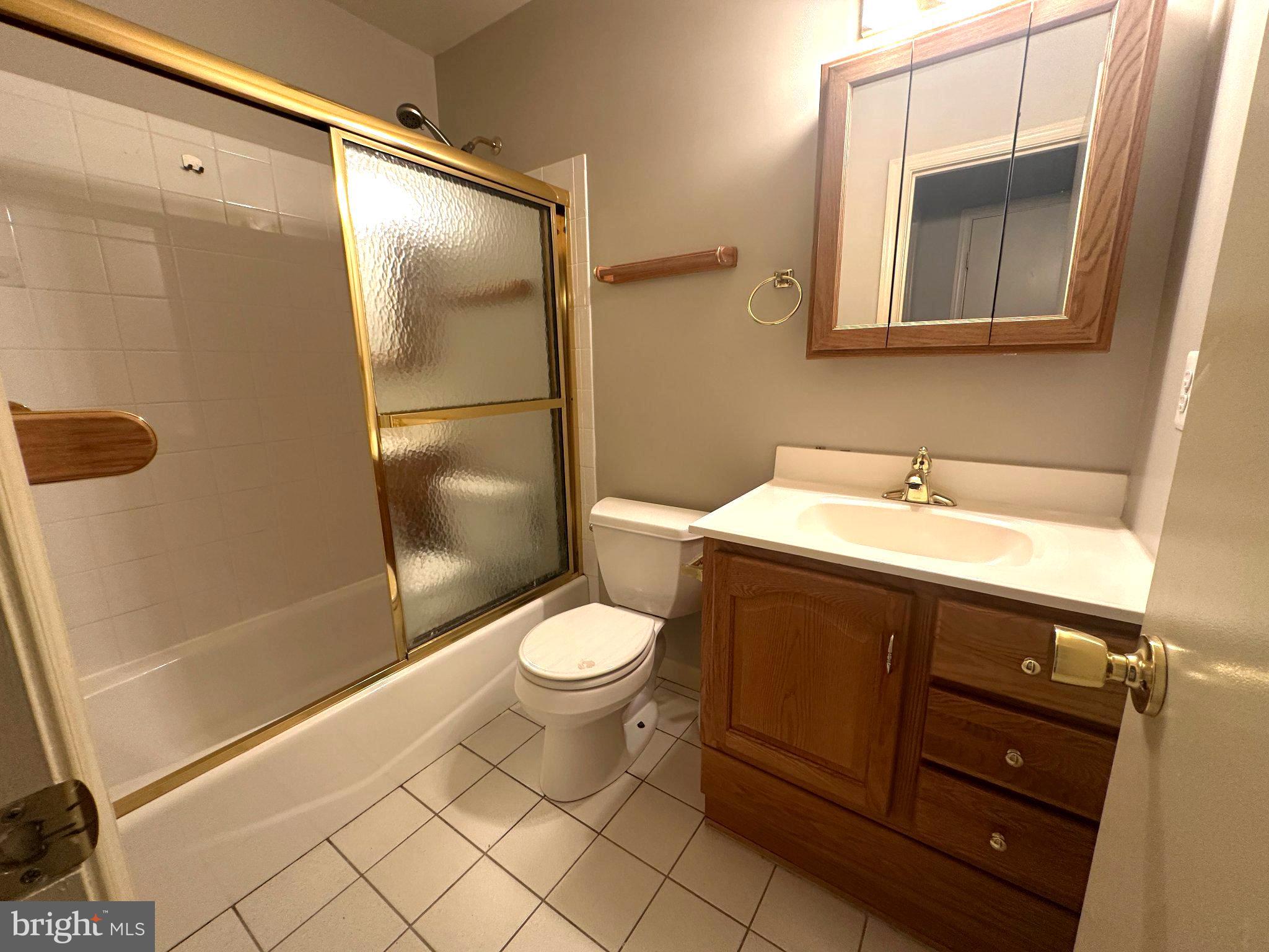 11928 Sentinel Point Court Reston, VA 20191 - Photo 21 of 23 Charming bathroom with classic finishes.