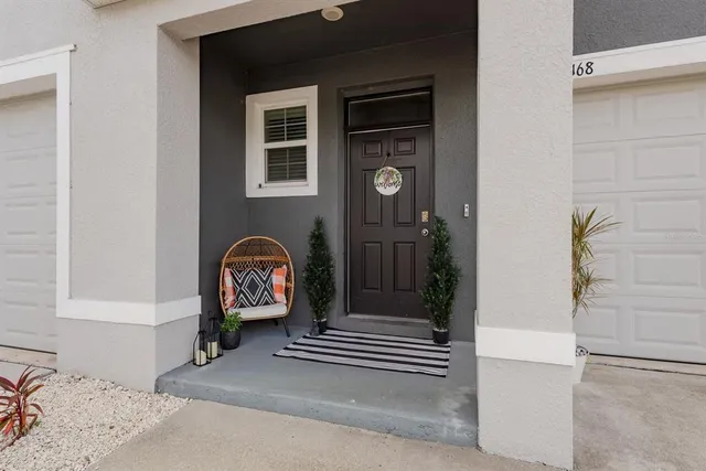 a view of entryway with livingroom
