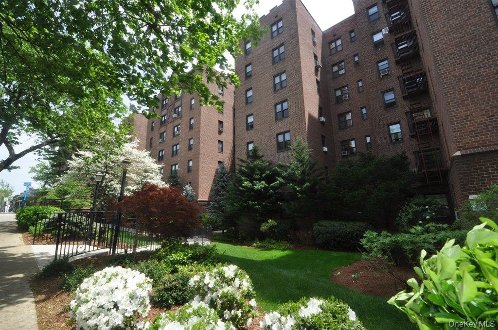 142 Garth Road, Unit 1A Scarsdale, NY 10583 - Photo 22 of 34 a backyard of a building with garden