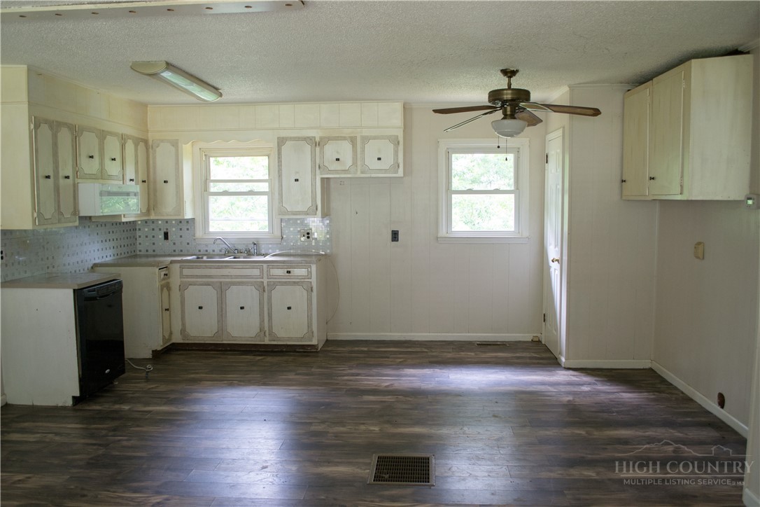 147 Grandridge Road Sparta, NC 28675 - Photo 3 of 25