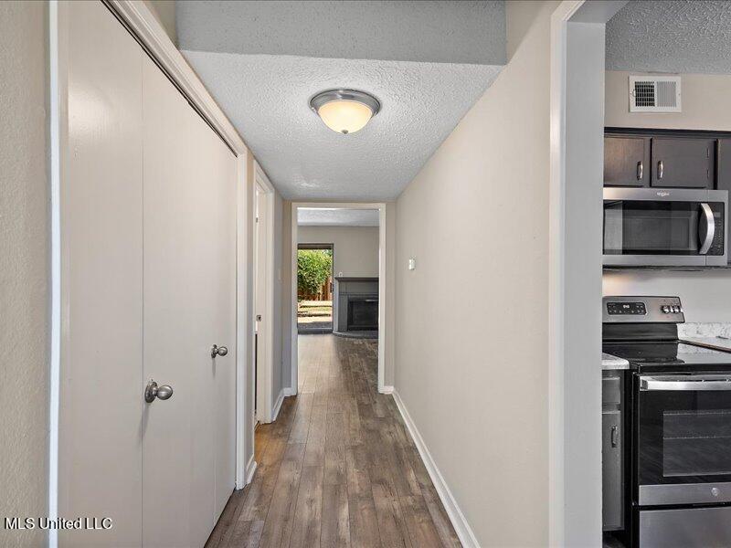 1255 East County Line Road, Unit K4 Jackson, MS 39211 - Photo 3 of 11 IMG_1599