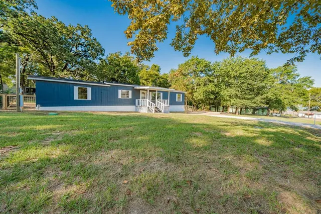 a view of house with a big yard
