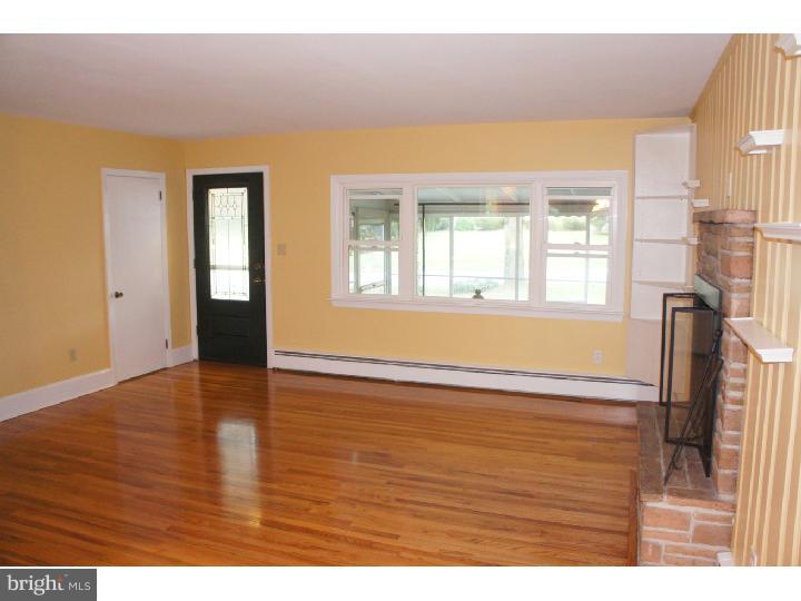 455 South Old Middletown Road Media, PA 19063 - Photo 4 of 25 Living Room