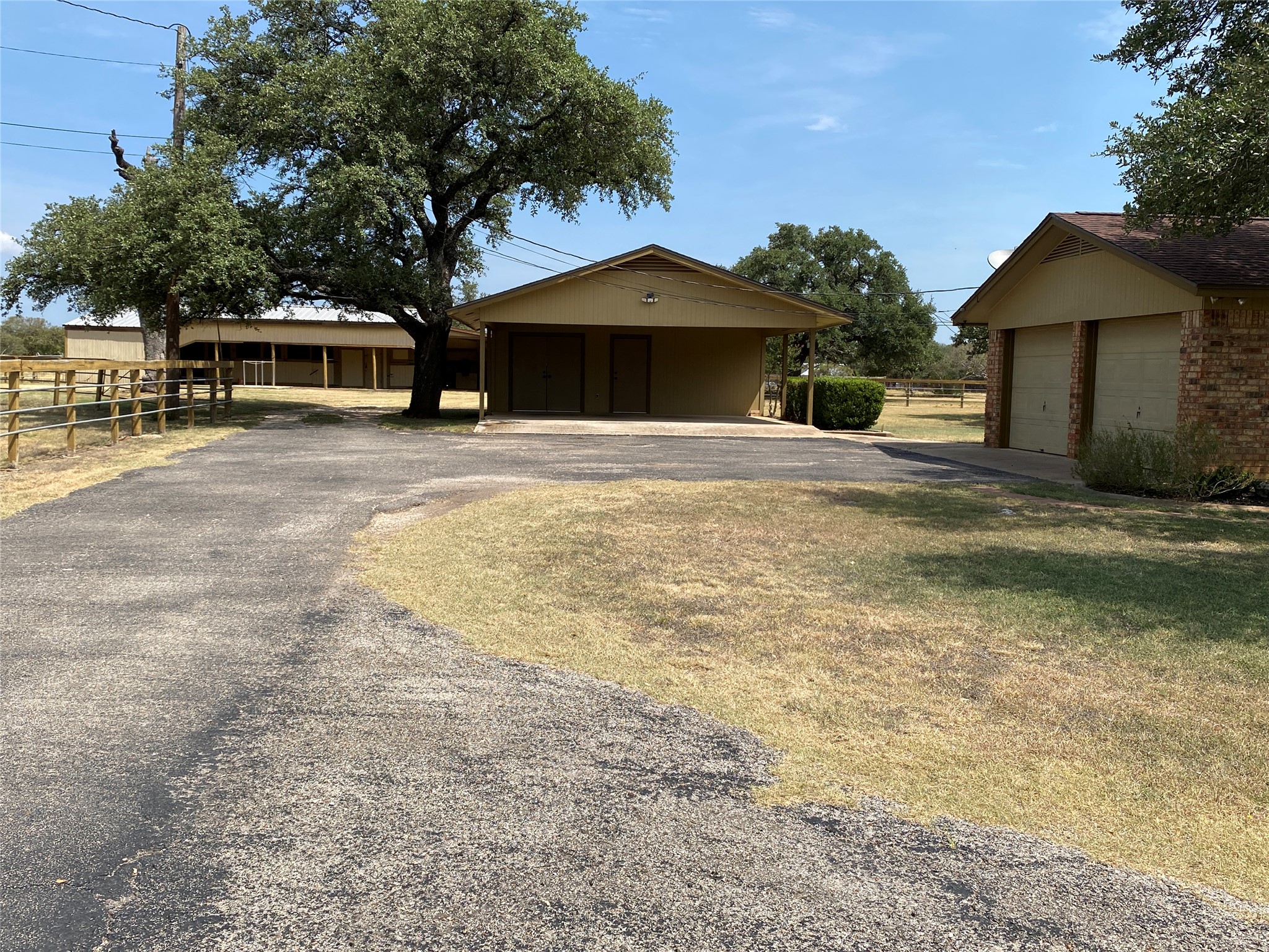 140 Oak Ridge Road Georgetown, TX 78628 - Photo 4 of 39 Detached garage featuring a carport