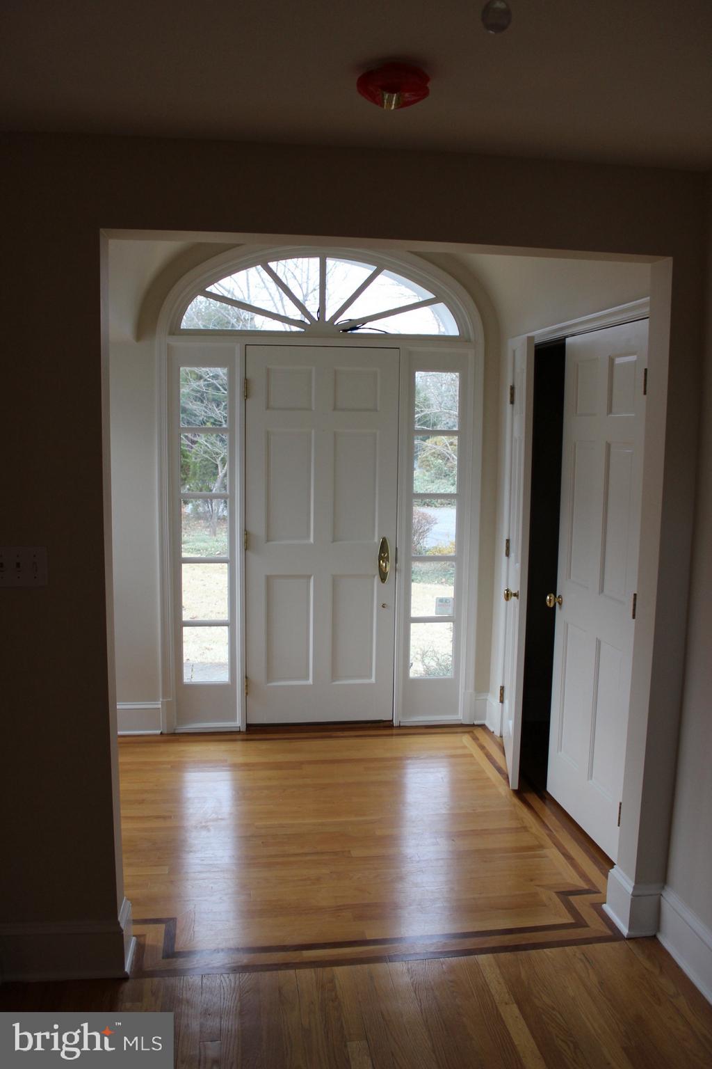 4 Sherwood Road Annapolis, MD 21401 - Photo 15 of 46 foyer
