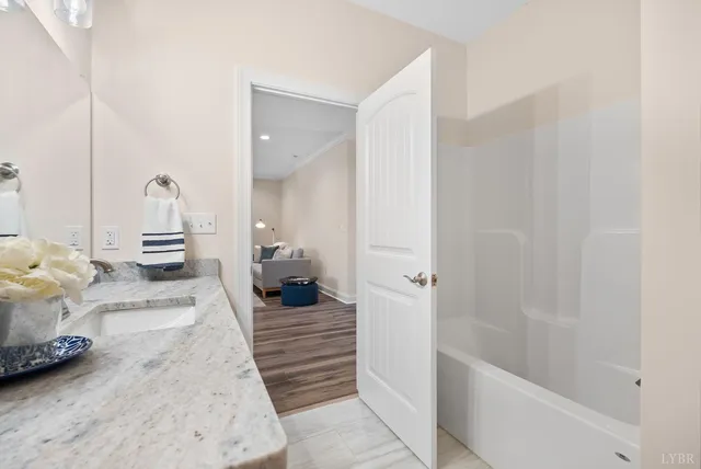 $2,000 | 172 Villa Oak Circle, Bedford, VA 24523