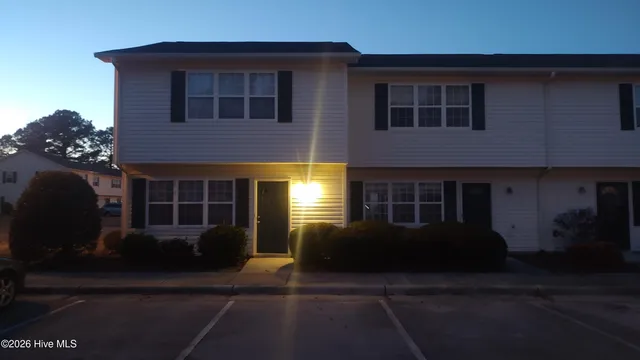 $1,350 | 90 Century Court, Swansboro, NC 28584