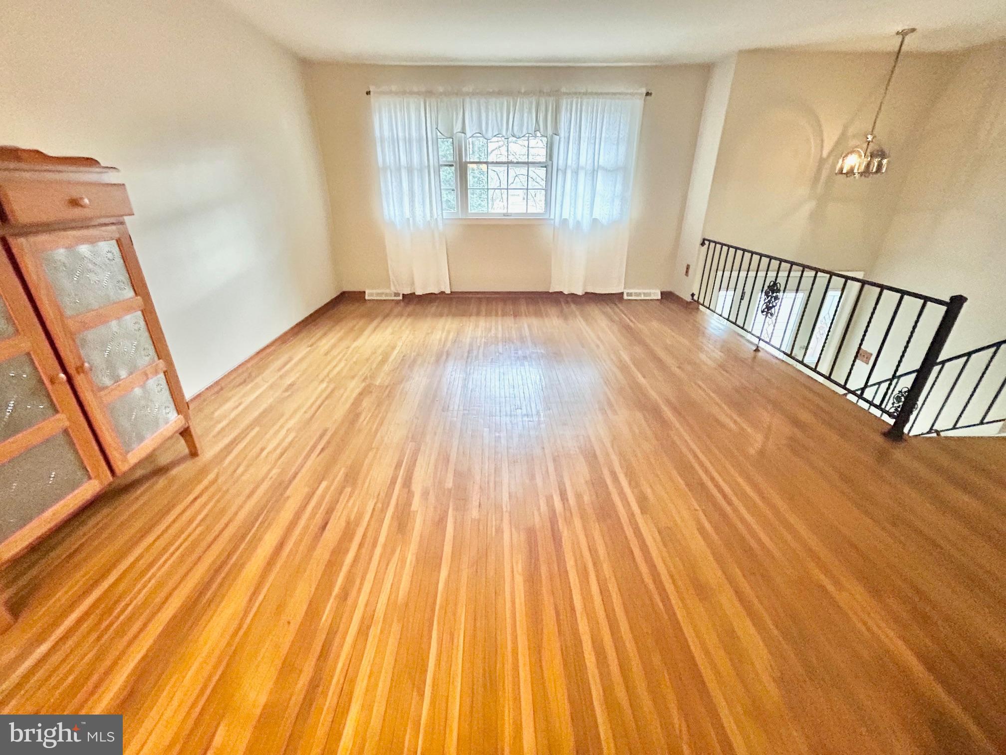 275 Mill Road Burlington, NJ 08016 - Photo 7 of 41 Living Room