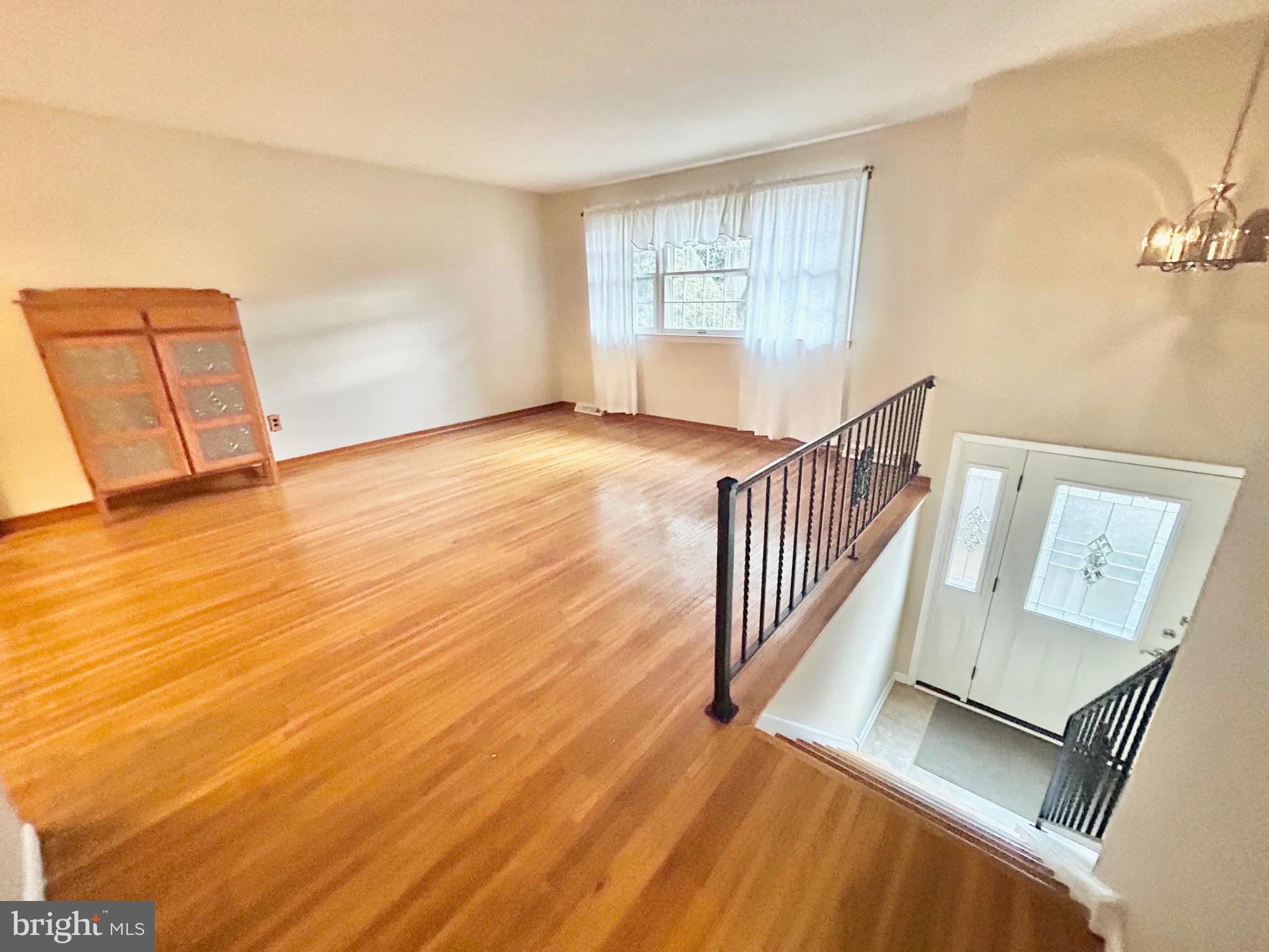 275 Mill Road Burlington, NJ 08016 - Photo 9 of 41 Wood Floors