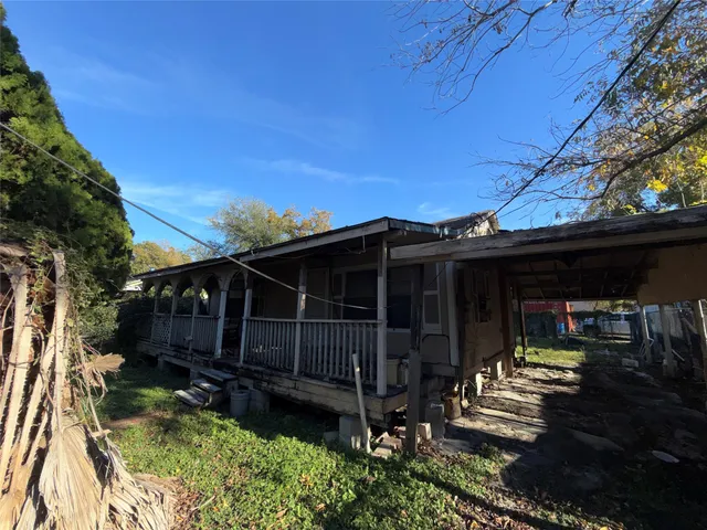 a view of a house with backyard and porch