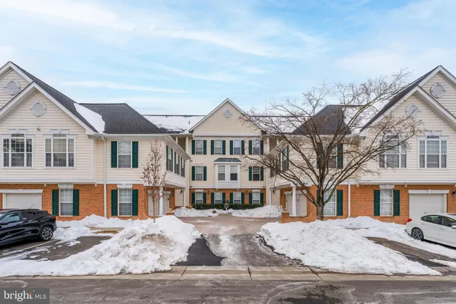 $429,000 | 25280 Lake Shore Square, Unit 102, Chantilly, VA 20152