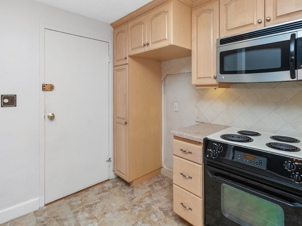 40 Whitman Road, Unit B2 Waltham, MA 02453 - Photo 8 of 37 Gallery Image 8