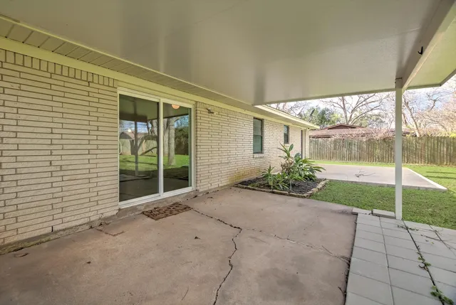 a view of a house with backyard and porch