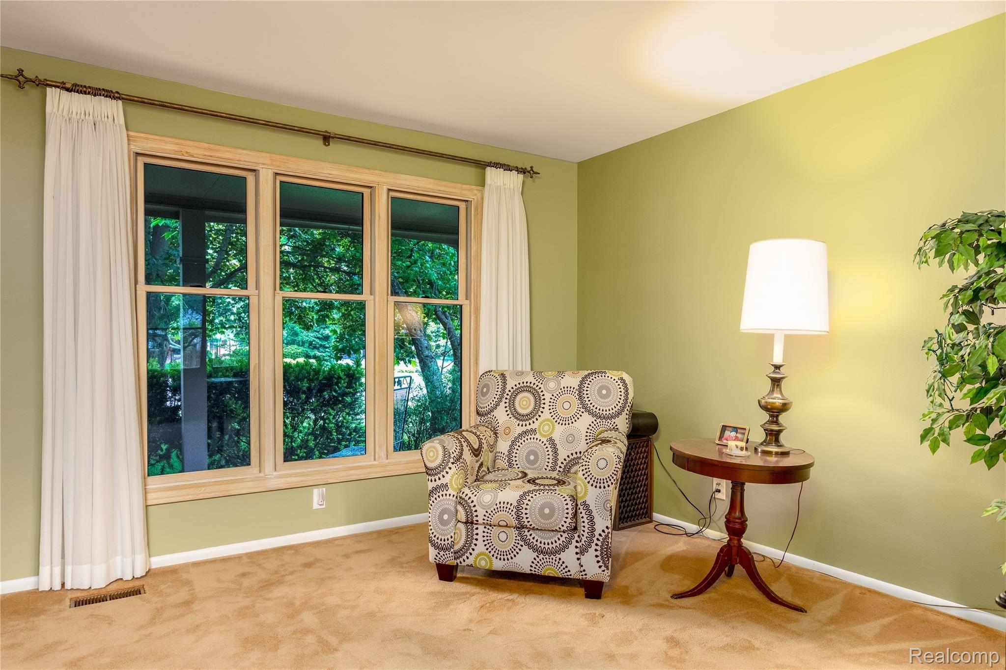 6273 Kings Pointe Road Grand Blanc, MI 48439 - Photo 13 of 39 LIVING ROOM (2).jpg