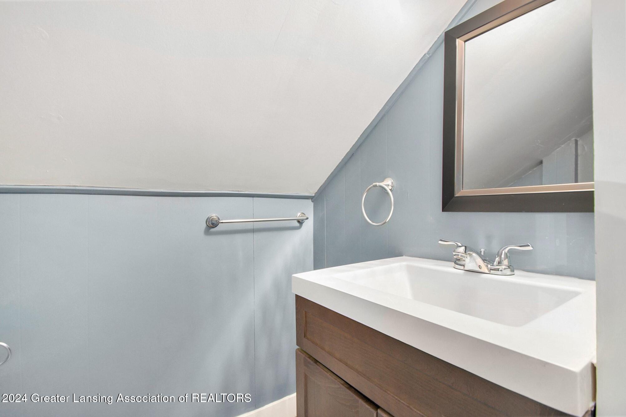 408 Strathmore Road Lansing, MI 48910 - Photo 20 of 29 20