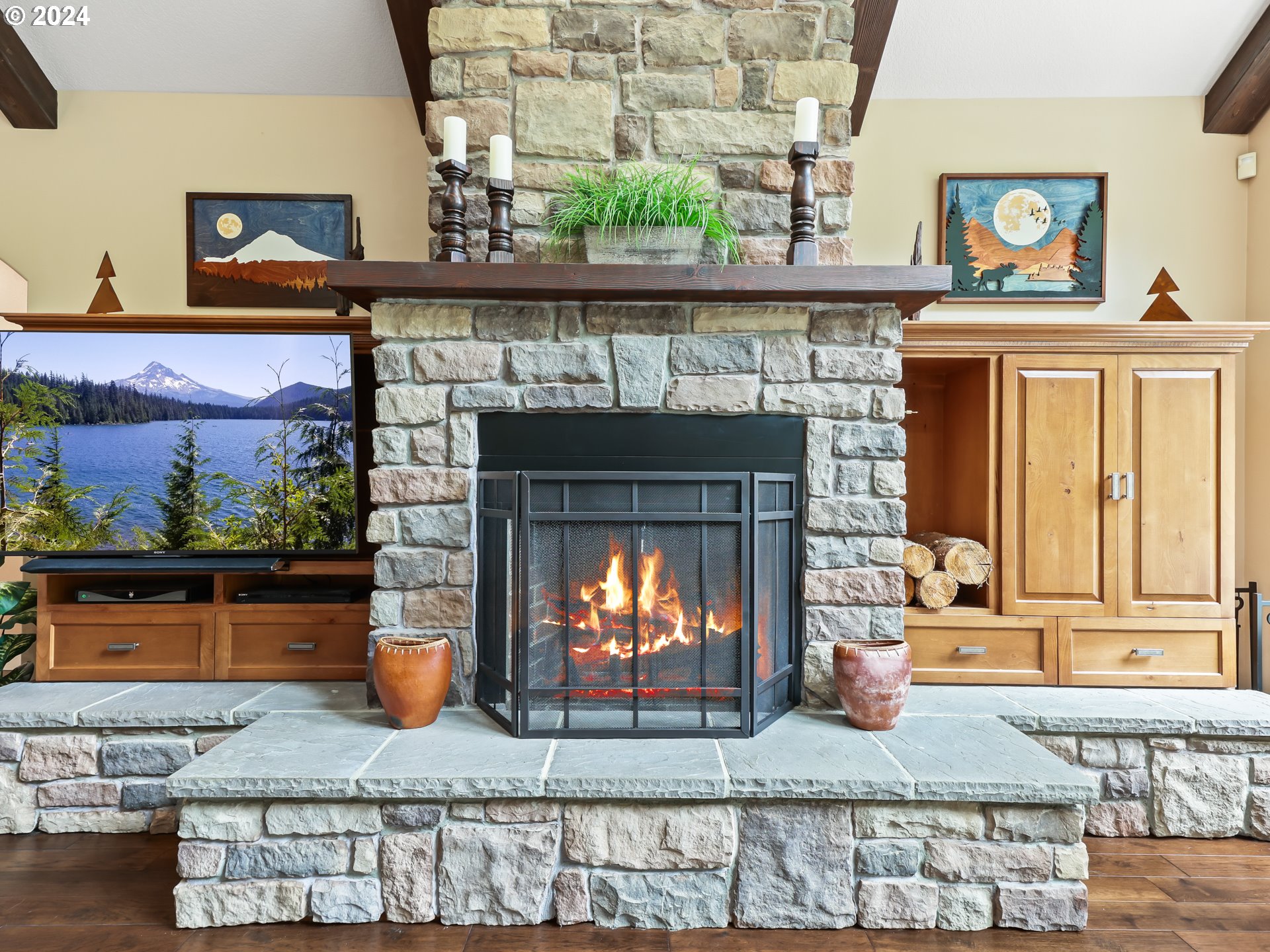 19098 Southeast Jacoby Road Sandy, OR 97055 - Photo 8 of 48 a view of fireplace and window