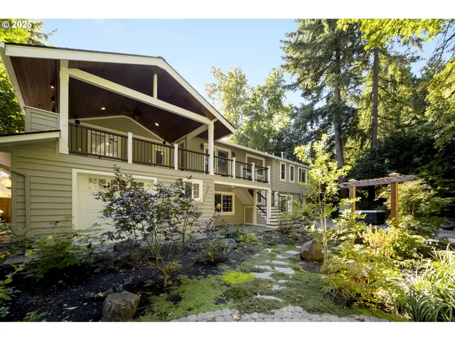 a view of yard with green space