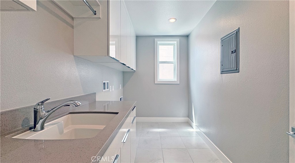 217 Stage Irvine, CA 92618 - Photo 21 of 26 a bathroom with a sink and a bathtub