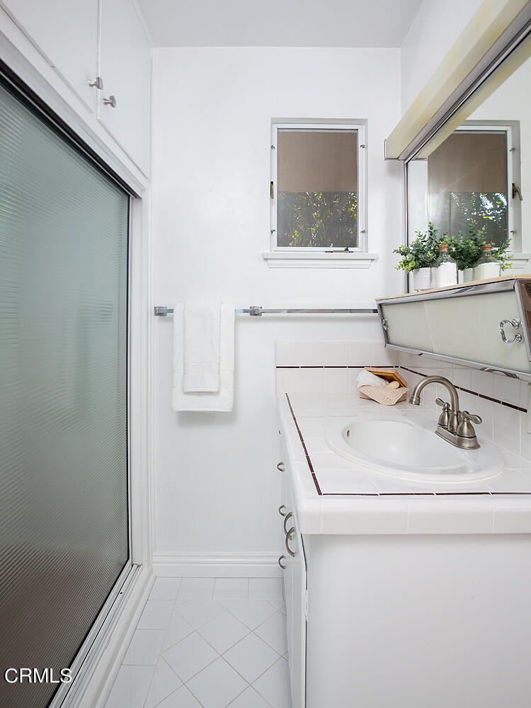 3880 Hampton Road Pasadena, CA 91107 - Photo 17 of 32 a utility room with dryer and washer
