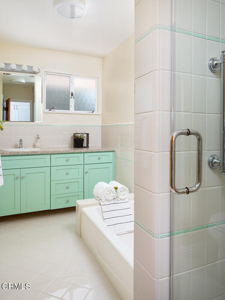 3880 Hampton Road Pasadena, CA 91107 - Photo 20 of 32 a bathroom with a mirror and a shower