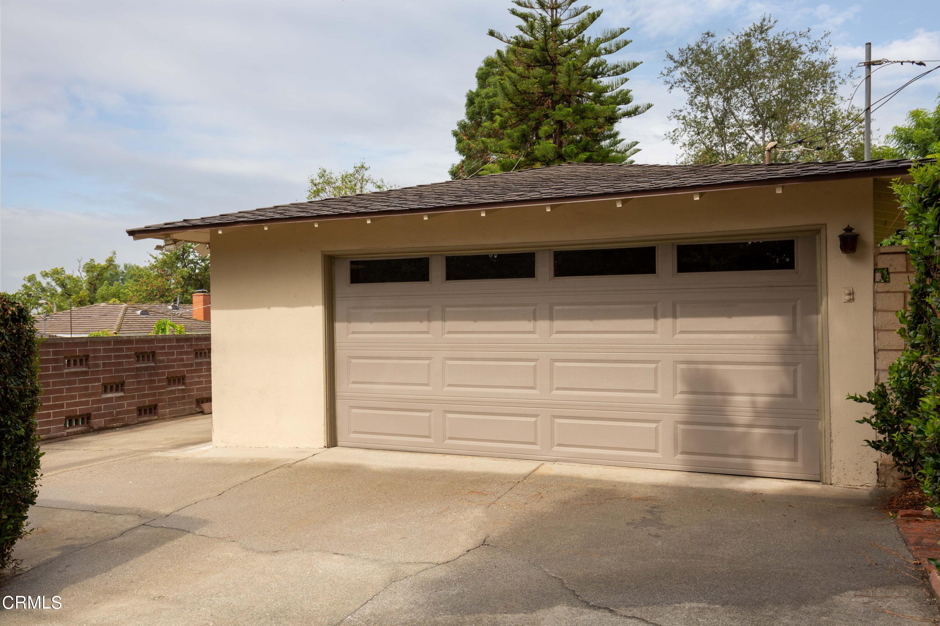 3880 Hampton Road Pasadena, CA 91107 - Photo 28 of 32 a side view of a house with a garage