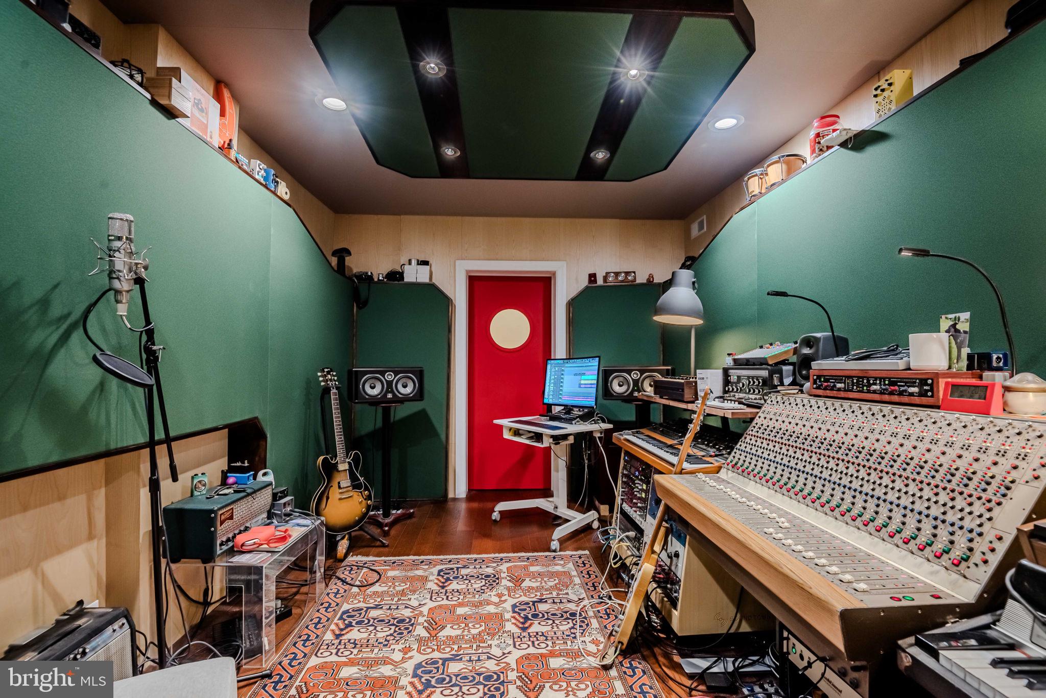 3137 Keswick Road Baltimore, MD 21211 - Photo 22 of 31 a bedroom with furniture and a mirror