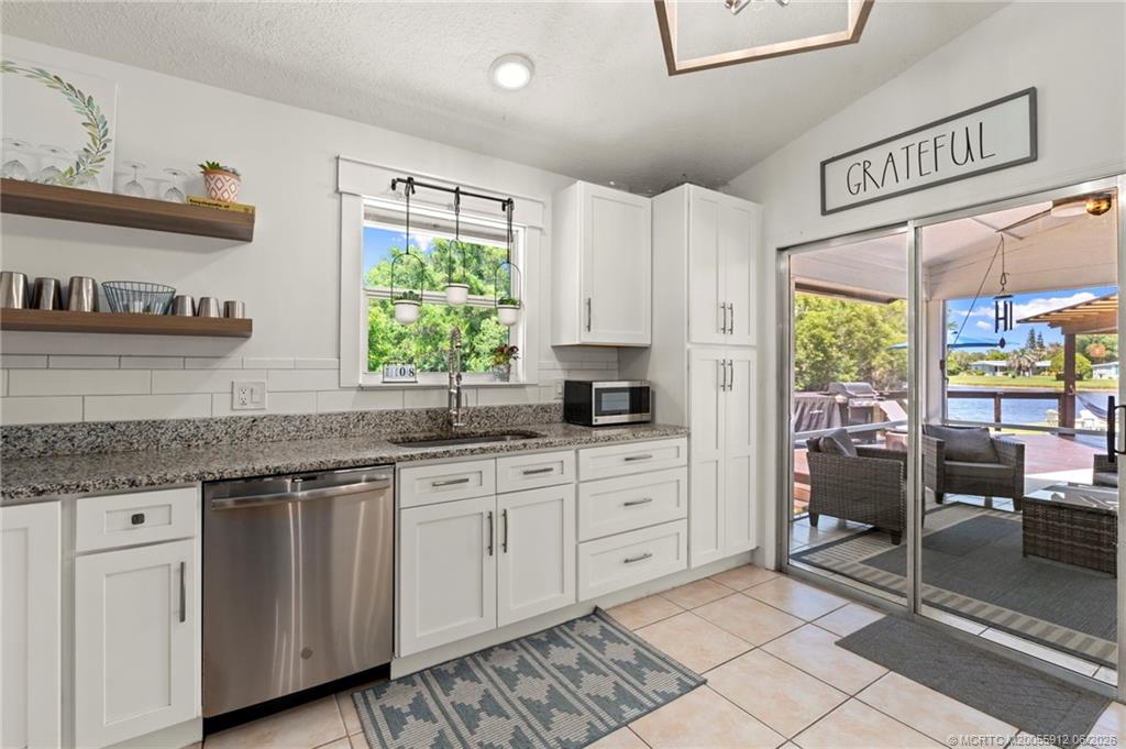 4401 Southeast Satinleaf Place Stuart, FL 34997 - Photo 8 of 51 Kitchen