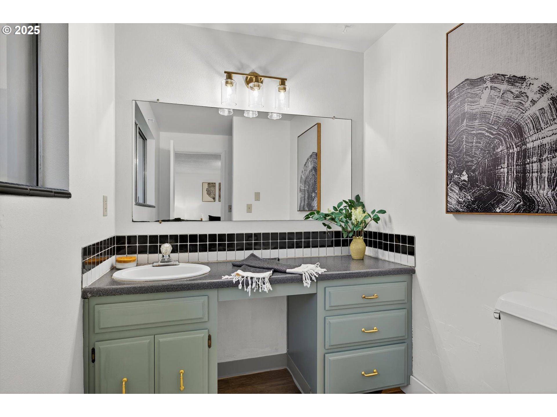 1204 North Elliott Road Newberg, OR 97132 - Photo 20 of 32 a bathroom with a sink and a mirror
