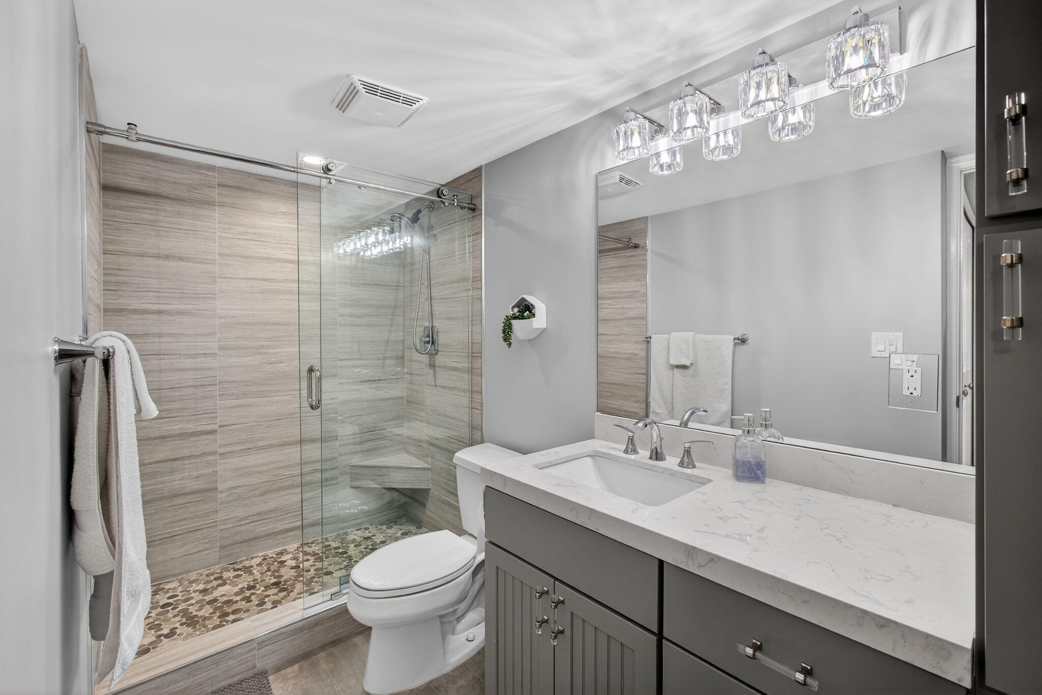 4200 North Ocean Drive, Unit 2803 Riviera Beach, FL 33404 - Photo 25 of 47 Guest Bathroom