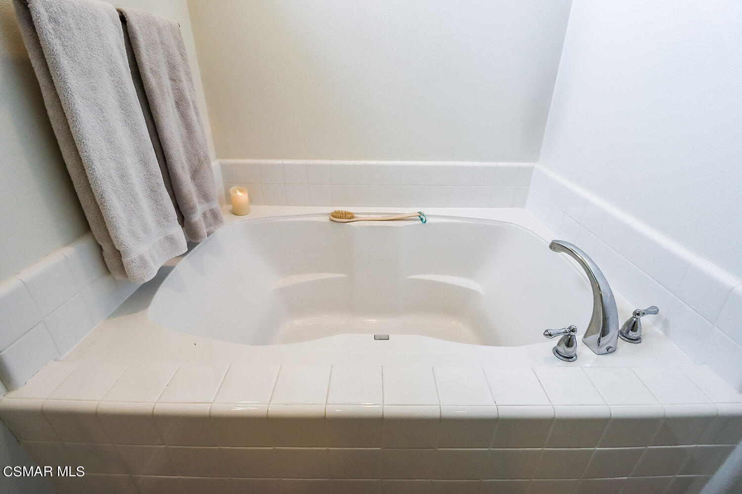 4106 Laredo Lane, Unit A Simi Valley, CA 93063 - Photo 29 of 42 a bathroom with a bathtub