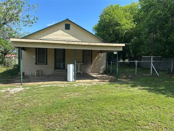 a view of a house with backyard